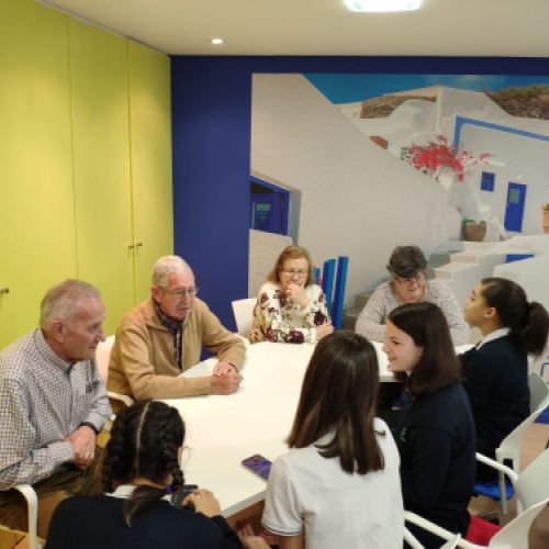 Actividad Intergeneracional con móviles a cargo de  Alumnos Colegio Jesus Y María