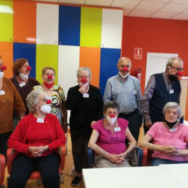 RISA MIRANDO A RUFINO PIXELADA