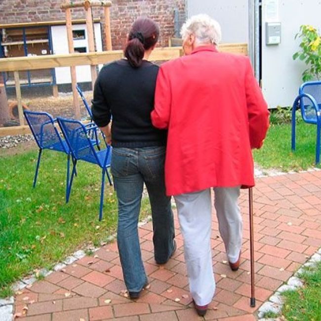 mayor y joven paseando